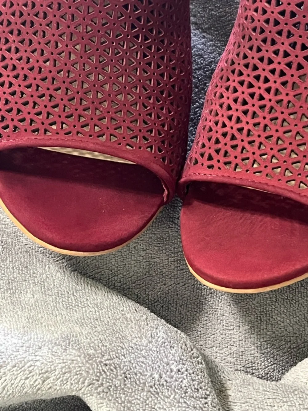 Vince Camuto Red Laser-Cut Peep-Toe Stiletto Booties Size 8.5 - Picture 10 of 17